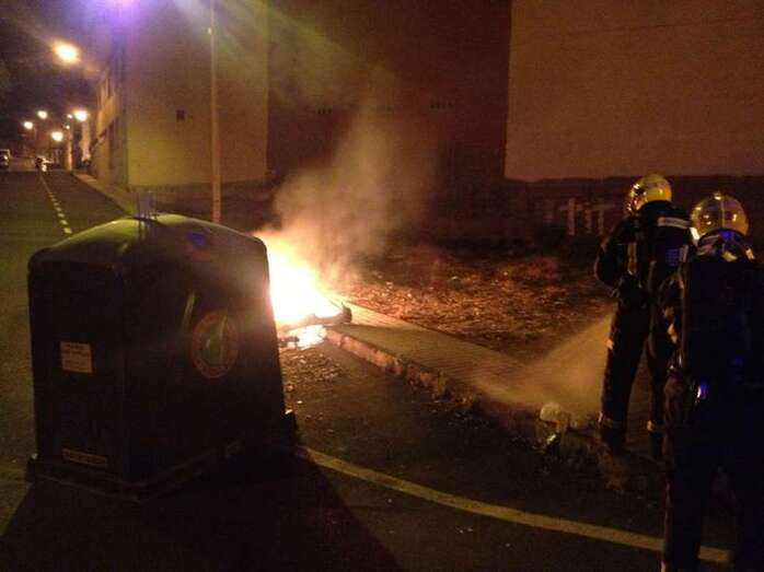 Imagen de archivo de los bomberos sofocando el incendio de un contenedor en Telde (Foto TA)